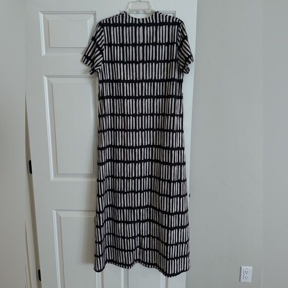 Black and White Striped Maxi Dress - Picture 3 of 3